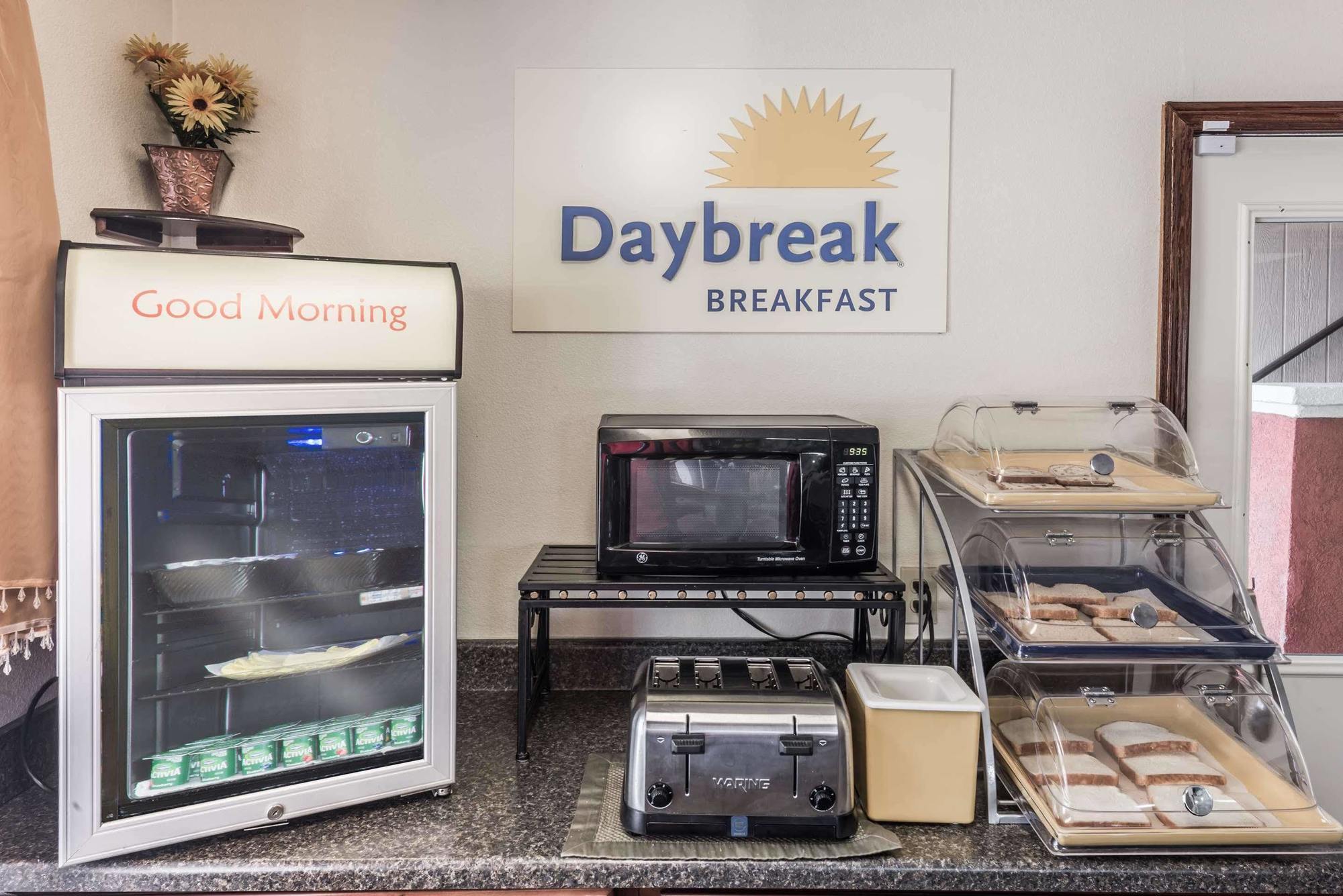 Days Inn By Wyndham Bloomington Eksteriør billede