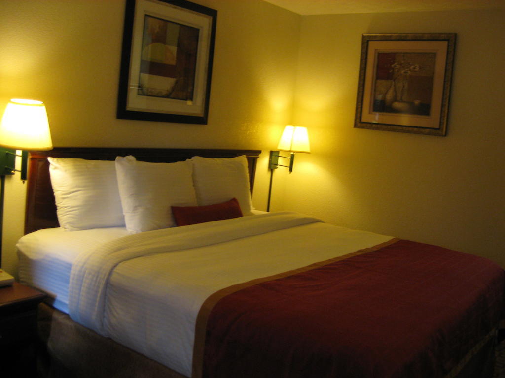 Days Inn By Wyndham Bloomington Eksteriør billede
